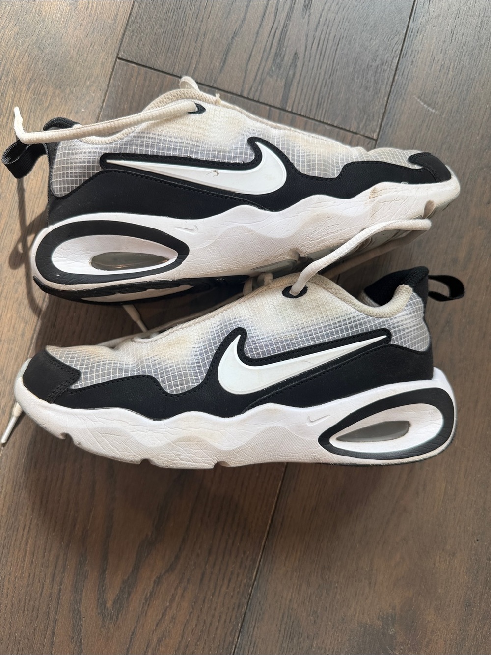 Nike Kids Air Max Nova Black and White Wave-Detail Sneakers